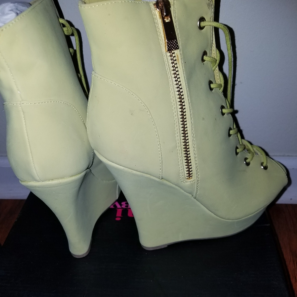 Heels - Picture 3 of 3